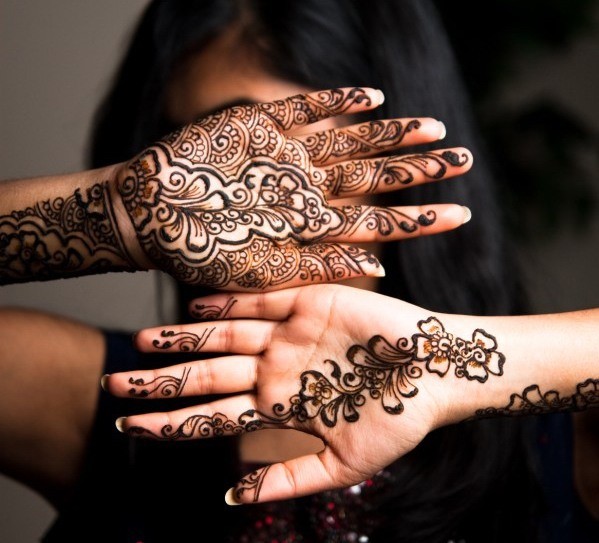 Desene pe mână cu henna, tatuaj mehendi pentru începători, schițe ușoare, modele. O fotografie