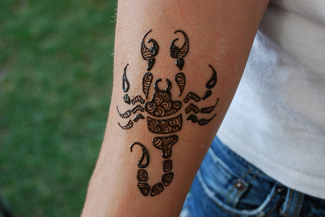 Henna tetování (mehendi) na paži - lehké, malé kresby. Jak dlouho tetování vydrží? Cena. Fotka