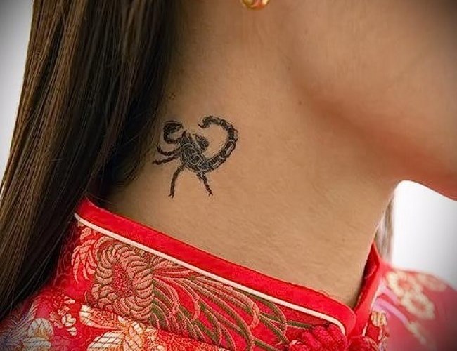 Tatouage sur le cou pour les filles. Photos, signification, croquis, motifs de tatouages ​​féminins, inscriptions, petits tatouages