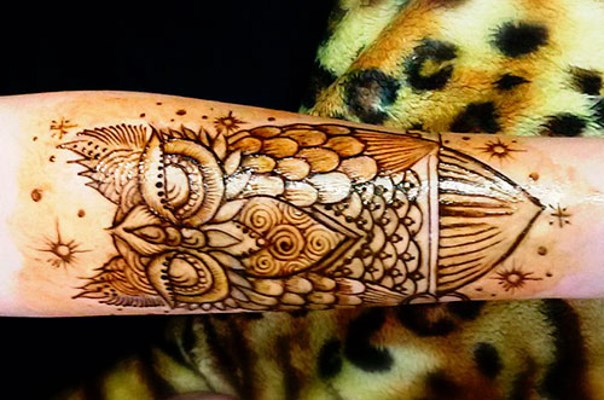 Henna tatuiruotė (mehendi) ant rankos - lengvi, maži piešiniai. Kiek laiko tatuiruotė trunka? Kaina. Nuotrauka