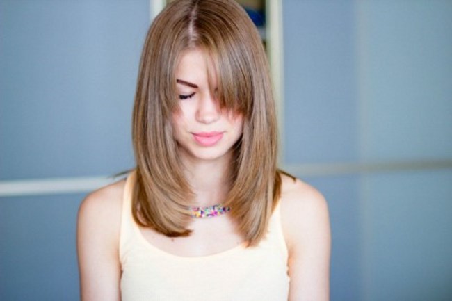 Talls de cabell de dona per a cabells mitjans amb serrell. Foto de talls de cabell de moda per a cabells clars, foscos i vermells