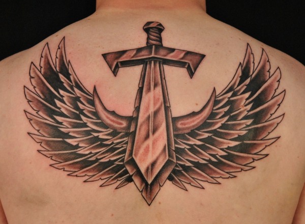 Tatuiruotės sparnai (sparnas) ant nugaros - reiškia mergaitėms ir vyrams. Nuotrauka