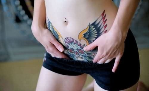 Tatuiruotės sparnai (sparnas) ant nugaros - reiškia mergaitėms ir vyrams. Nuotrauka