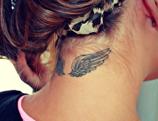 Tattoo Wings (sayap) di bahagian belakang - bermaksud kanak-kanak perempuan dan lelaki. Gambar