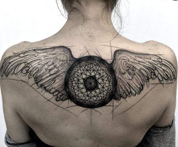 Krila za tetoviranje (krilo) na leđima - značenje za djevojke i muškarce. Fotografija