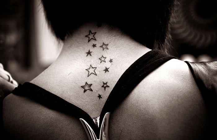Tetoválás a lányok nyakán. Fotók, jelentés, vázlatok, női tetoválások mintái, feliratok, kis tetoválások