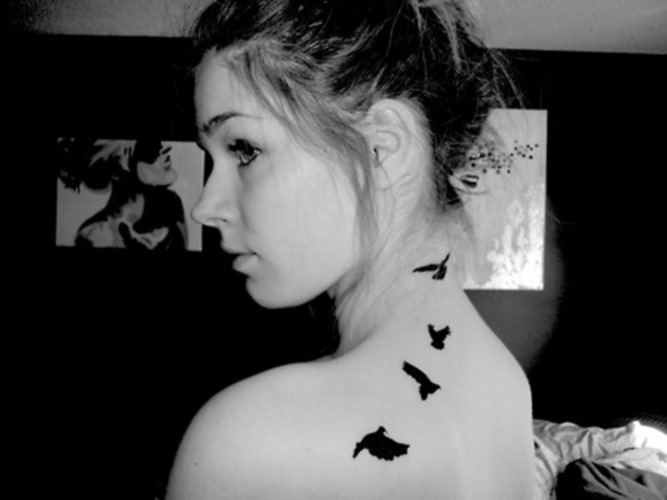 Mergaičių tatuiruotė ant kaklo. Nuotraukos, prasmė, eskizai, moterų tatuiruočių modeliai, užrašai, mažos tatuiruotės