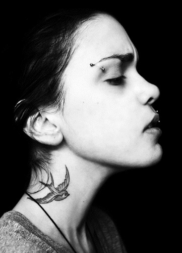 Tatuaż na szyi dla dziewczynek. Zdjęcia, znaczenie, szkice, wzory kobiecych tatuaży, napisy, małe tatuaże
