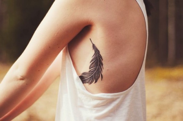 Tatuaże dla dziewczynek - zdjęcia, napisy i ich znaczenie na nadgarstku, ramieniu, udzie, obojczyku, dolnej części pleców