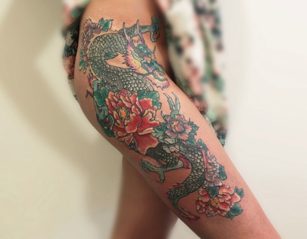 Tatuaże dla dziewczynek - zdjęcia, napisy i ich znaczenie na nadgarstku, ramieniu, udzie, obojczyku, dolnej części pleców