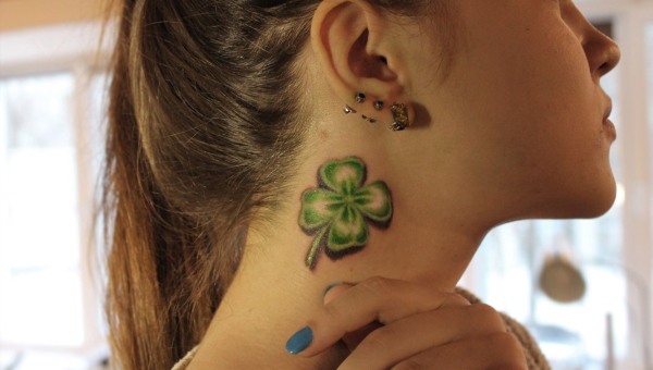 Tattoos für Mädchen - Fotos, Inschriften und ihre Bedeutung am Handgelenk, Arm, Oberschenkel, Schlüsselbein, unteren Rücken