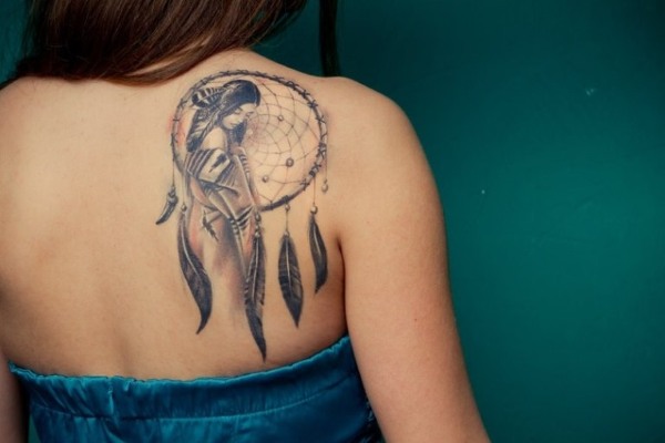 Tetovējumi meitenēm - fotogrāfijas, uzraksti un to nozīme uz plaukstas, rokas, augšstilba, atslēgas kaula, muguras lejasdaļas