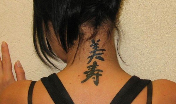 Tyttöjen tatuoinnit - valokuvat, merkinnät ja niiden merkitykset ranteessa, käsivarsissa, reissä, solisluissa, alaselässä