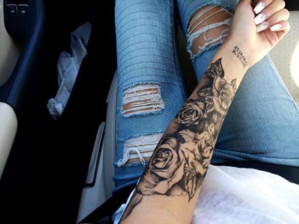 Tatuiruotės mergaitėms - nuotraukos, užrašai ir jų reikšmės ant riešo, rankos, šlaunies, raktikaulio, apatinės nugaros dalies