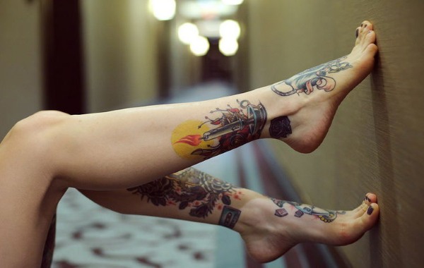 Tatuiruotės mergaitėms - nuotraukos, užrašai ir jų reikšmės ant riešo, rankos, šlaunies, raktikaulio, apatinės nugaros dalies