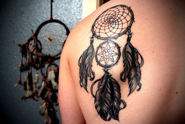 Tetování pro dívky - fotografie, nápisy a jejich význam na zápěstí, paži, stehně, klíční kosti, dolní části zad