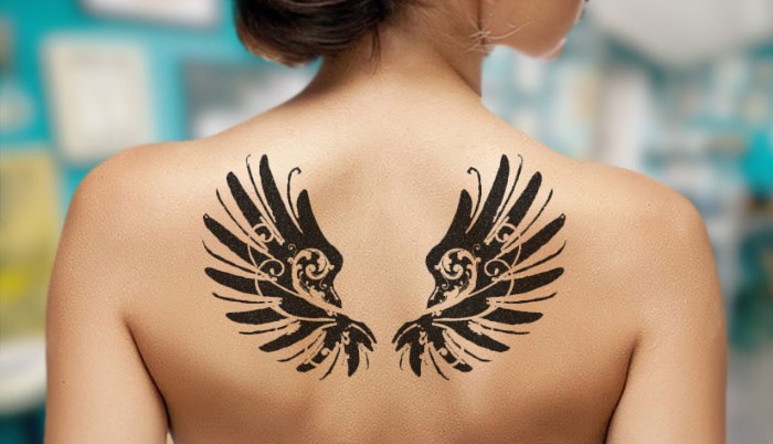 Tattoo Wings (ala) a l'esquena: significat per a noies i homes. Una foto