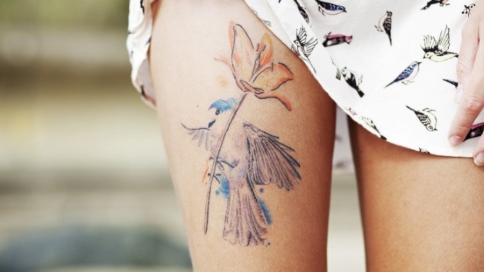 Tetování pro dívky na noze. Fotografie krásné vzory, malé nápisy, význam