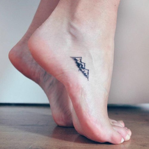 Tatuering på benet för tjejer. Bilder och betydelsen av tatueringar för kvinnor, skisser, mönster, vackra, små, original