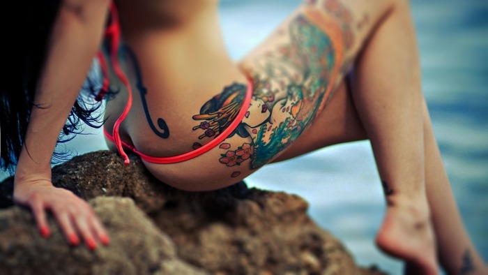 Tatuoinnit tytöille jalalla. Kuva kauniita kuvioita, pieniä merkintöjä, tarkoitusta