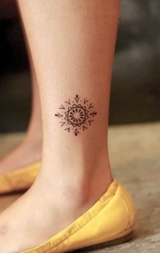Tatuiruotė ant kojos mergaitėms. Nuotraukos ir moterų tatuiruočių, eskizų, raštų, gražių, mažų, originalių prasmė