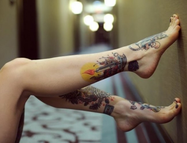 Tetoválás a lányok lábán. Fotók és a női tetoválások, vázlatok, minták jelentése, szép, kicsi, eredeti