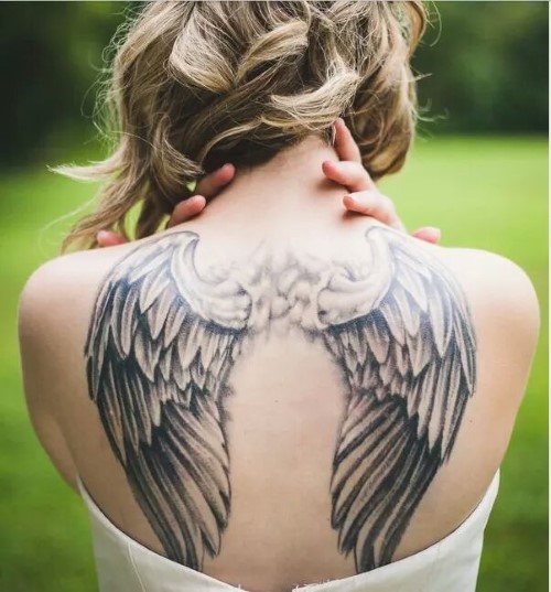 Tattoo Wings (spārns) aizmugurē - nozīmē meitenēm un vīriešiem. Fotogrāfija