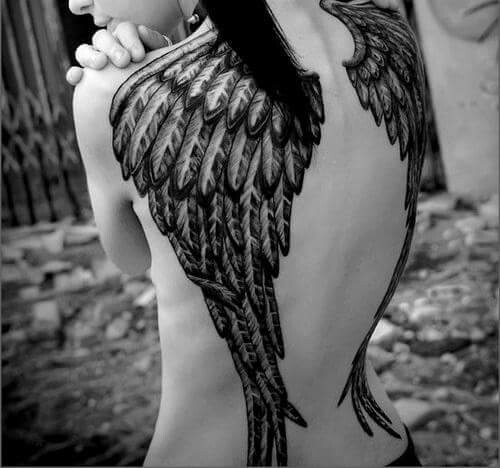 Tattoo Wings (ala) a l'esquena: significat per a noies i homes. Una foto