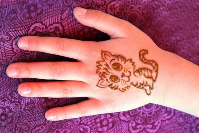 Henna tatuering (mehendi) på armen - lätta, små teckningar. Hur länge håller tatueringen på? Pris. Ett foto