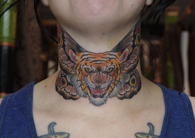 Tatuaj pe gât pentru fete. Fotografii, semnificație, schițe, modele de tatuaje pentru femei, inscripții, tatuaje mici