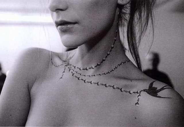 Tatuaj pe gât pentru fete. Fotografii, semnificație, schițe, modele de tatuaje pentru femei, inscripții, tatuaje mici