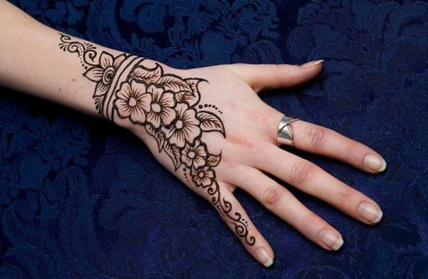 Tatuatge de henna (mehendi) al braç: dibuixos petits i lleugers. Quant dura el tatuatge? Preu.Una foto