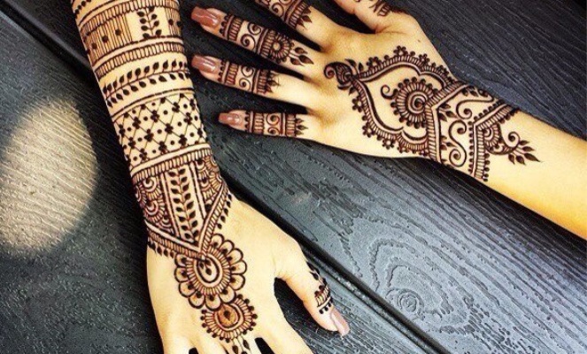 Henna Tattoo (Mehendi) auf dem Arm - leichte, kleine Zeichnungen. Wie lange hält das Tattoo? Preis. Ein Foto