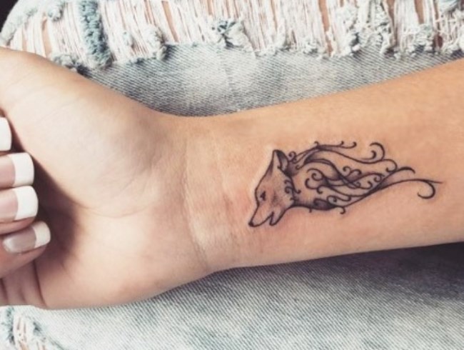 Tatuaje de henna (mehendi) en el brazo: dibujos pequeños y ligeros. ¿Cuánto dura el tatuaje? Precio. Una fotografía