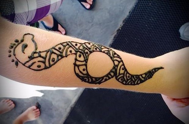 Hennas tetovējums (mehendi) uz rokas - gaiši, mazi zīmējumi. Cik ilgi tetovējums ilgst? Cena. Fotogrāfija