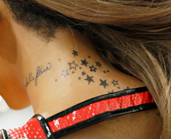 Tatuering i nacken för tjejer. Foton, betydelse, skisser, mönster av kvinnotatueringar, inskriptioner, små tatueringar
