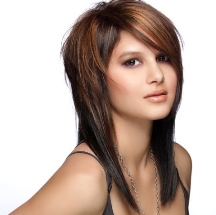 Kaskada fryzjerska dla średnich włosów - opcje z grzywką i bez, na okrągłą, owalną twarz. Zdjęcia i jak ciąć