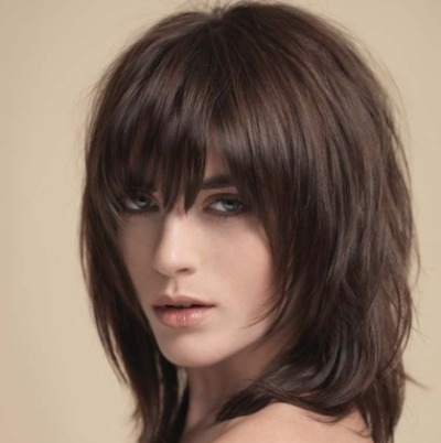 Haircut Cascade pour cheveux moyens - options avec frange et sans, pour un visage rond et ovale. Photos et comment couper