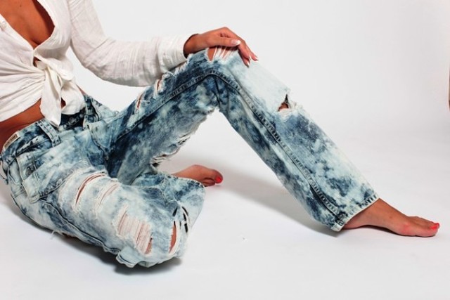 Wie man Jeans zu Hause blau oder schwarz färbt. Schritt für Schritt Anleitung mit Foto