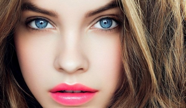 Apa warna rambut yang sesuai dengan mata biru dan kulit yang cantik, sesuai dengan bentuk wajah. Gambar