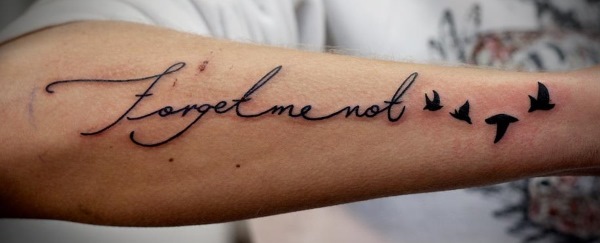 Mäns tatueringar på armen: inskriptioner med översättning, deras betydelse, vackra med betydelse, keltiskt mönster, små, för hela armen, skisser
