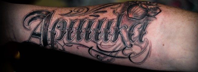 Pánská tetování na paži: nápisy s překladem, jejich význam, krásné významy, keltský vzor, ​​malé, na celé rameno, náčrtky