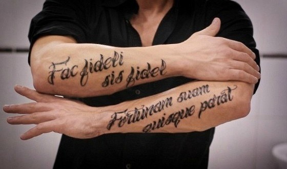 Vīriešu tetovējumi uz rokas: uzraksti ar tulkojumu, to nozīme, skaisti ar nozīmi, ķeltu raksts, mazi, visai rokai, skices