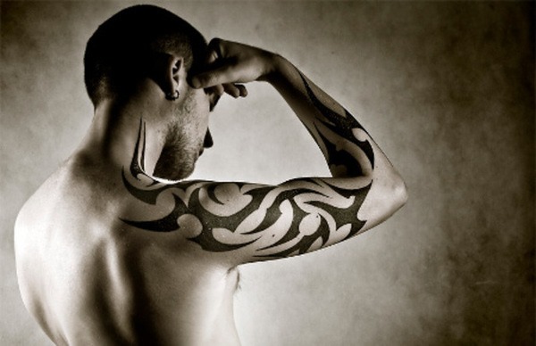 Mäns tatueringar på armen: inskriptioner med översättning, deras betydelse, vackra med betydelse, keltiskt mönster, små, för hela armen, skisser