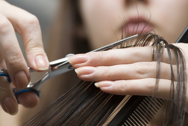 Tintar i tallar els cabells segons el calendari lunar 2020. Dies de l'any favorables i desfavorables