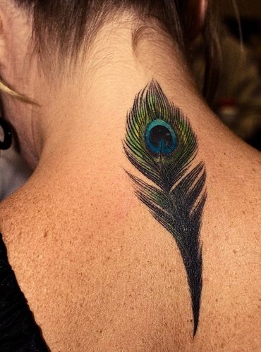 Tatuaż z piór - znaczenie dziewczyny ze słowem, ptaki, paw na nodze, ramieniu, nadgarstku, brzuchu, szyi, plecach, obojczyku, na boku