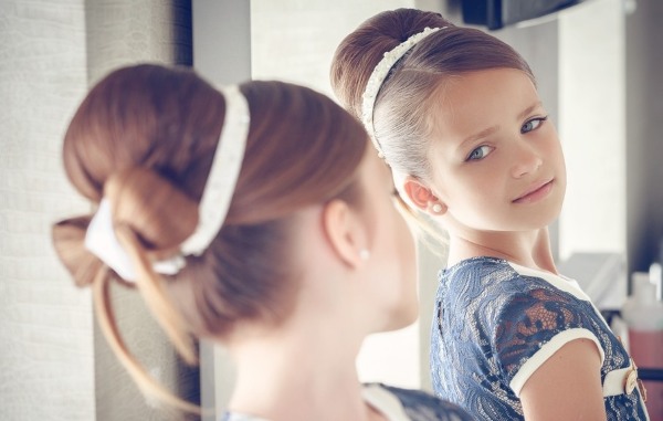 Lasten kampaukset pitkille hiuksille tanssiaistennolla. Vaiheittaiset ohjeet siitä, miten se tehdään itse. Valokuva