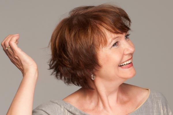 Atjaunojoši matu griezumi sievietēm pēc 50–55 gadiem: moderni īsi, vidēji, gari mati no Evelīnas Khromčenko. Fotogrāfija