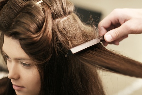 Coiffures pour cheveux liquides de longueur moyenne: rapides pour tous les jours, vacances, soir. Instructions de pose