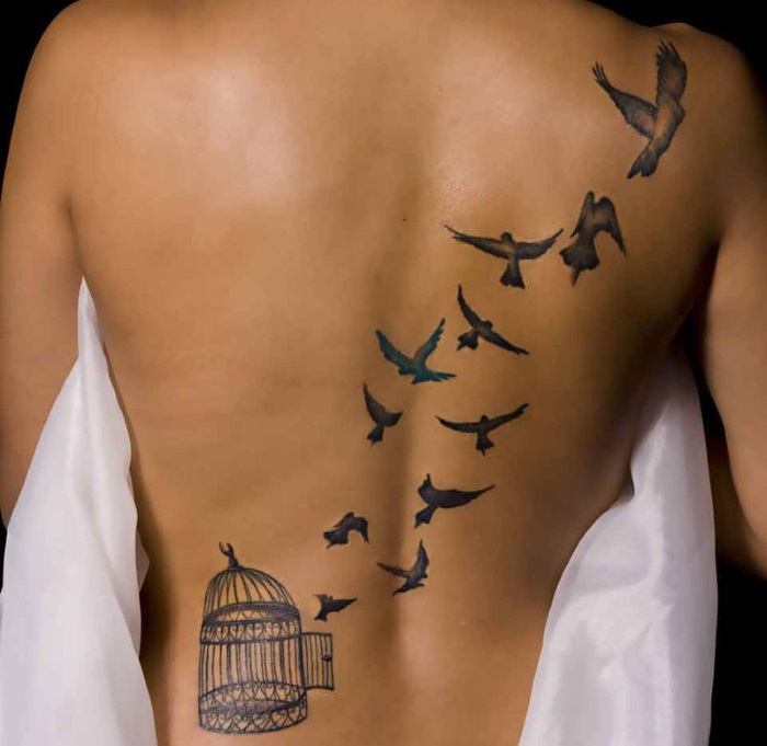 Mergaičių tatuiruotės ant stuburo (nugaros): hieroglifai, užrašai su vertimu, gėlės, taškai, runos, planetos, linijos. Gražūs eskizai